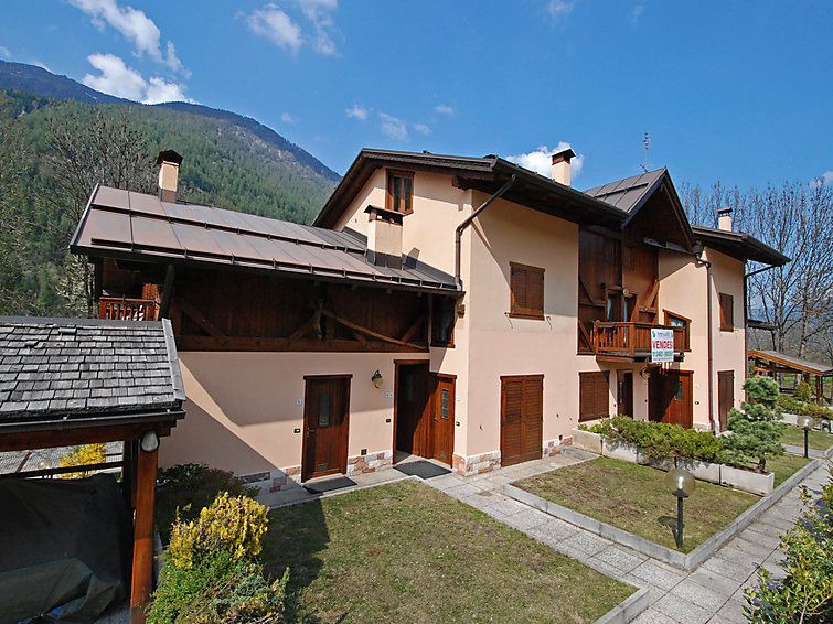Almazzago Apartment | 2 bedroom Apartment, sleeps 7 in Commezzadura with WiFi