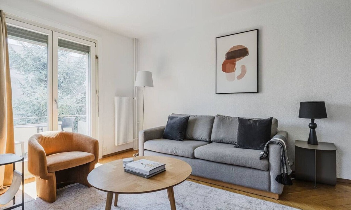 Wipkingen Apartment | 3-BR in Wipkingen · parking · tram nearby