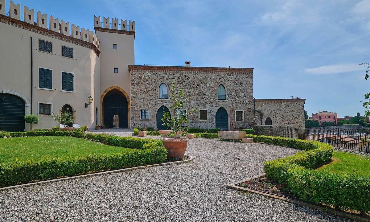 Cola Apartment | Al Castello - Elegante Residenz mit Schwimmbad by Interhome