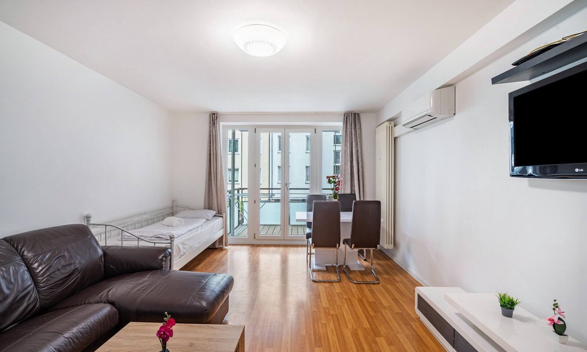 Ludwigsvorstadt-Kliniken Apartment | Aldars Urban Suite No.10 with Balcony, Wi-Fi, and Air Conditioning