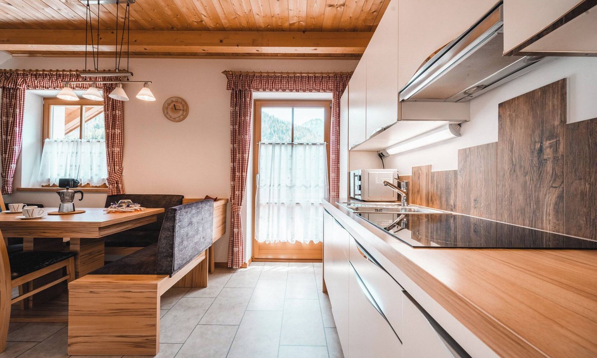 Casola Apartment | Almresidenz Unterrain to Hartl -1 km BY CAR DISTANCE SKI SLOPES KRONPLATZ