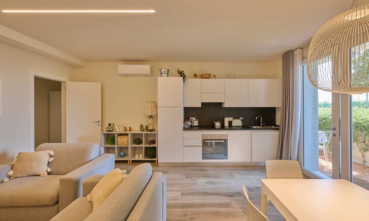 Corno Apartment | Apartment 'Appartamento Alessandra' with Lake View, Wi-Fi and Air Conditioning