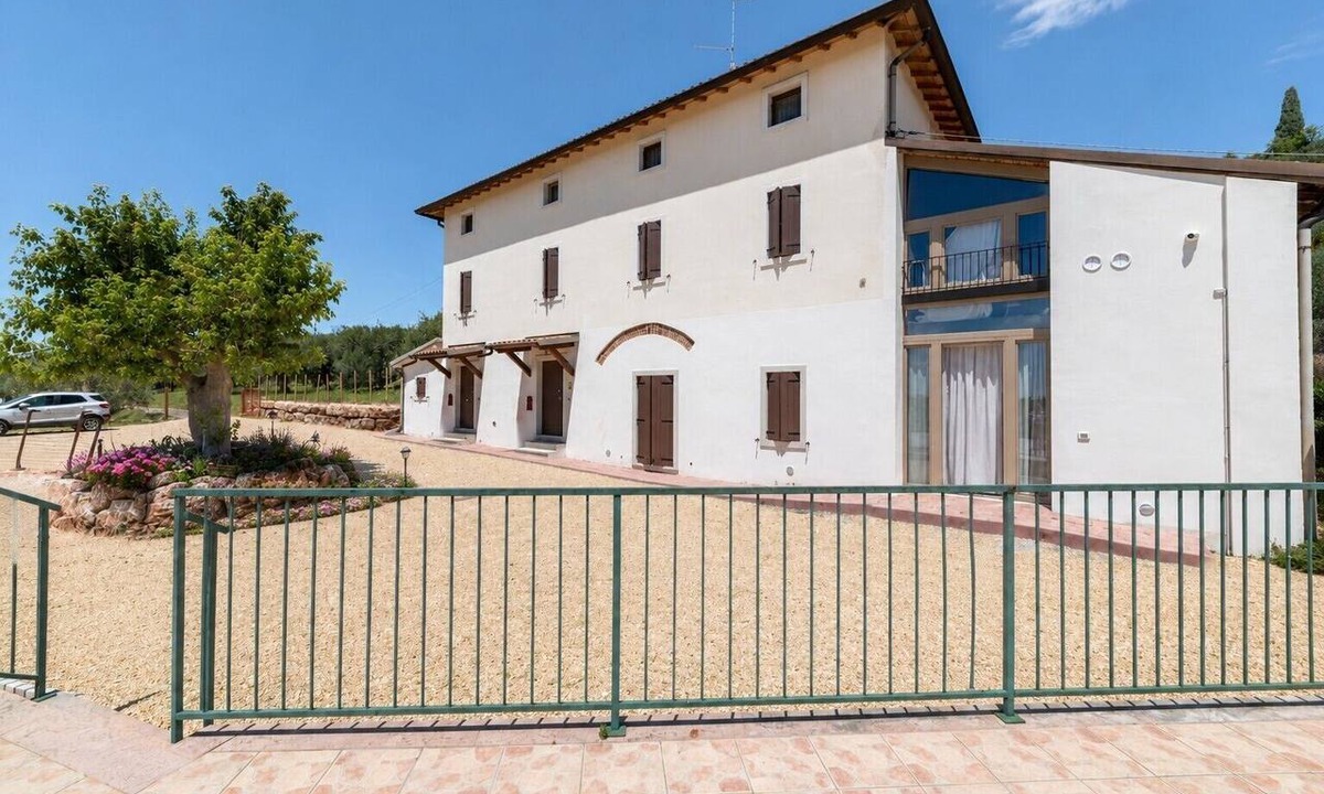 Cavaion Veronese Apartment | Apartment 'Casale Dei Sogni Piano Primo' with Shared Garden, Wi-Fi and Air Conditioning
