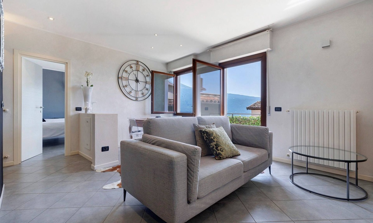 Gardola Apartment | Apartment 'Il Campanile' with Lake View, Wi-Fi and Air Conditioning