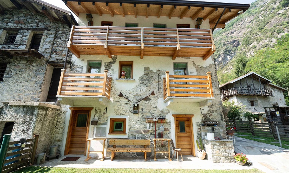 Valtellina Apartment | Apartment 'Rifugio Con Giardino Privato' with Mountain View, Private Terrace and Private Garden