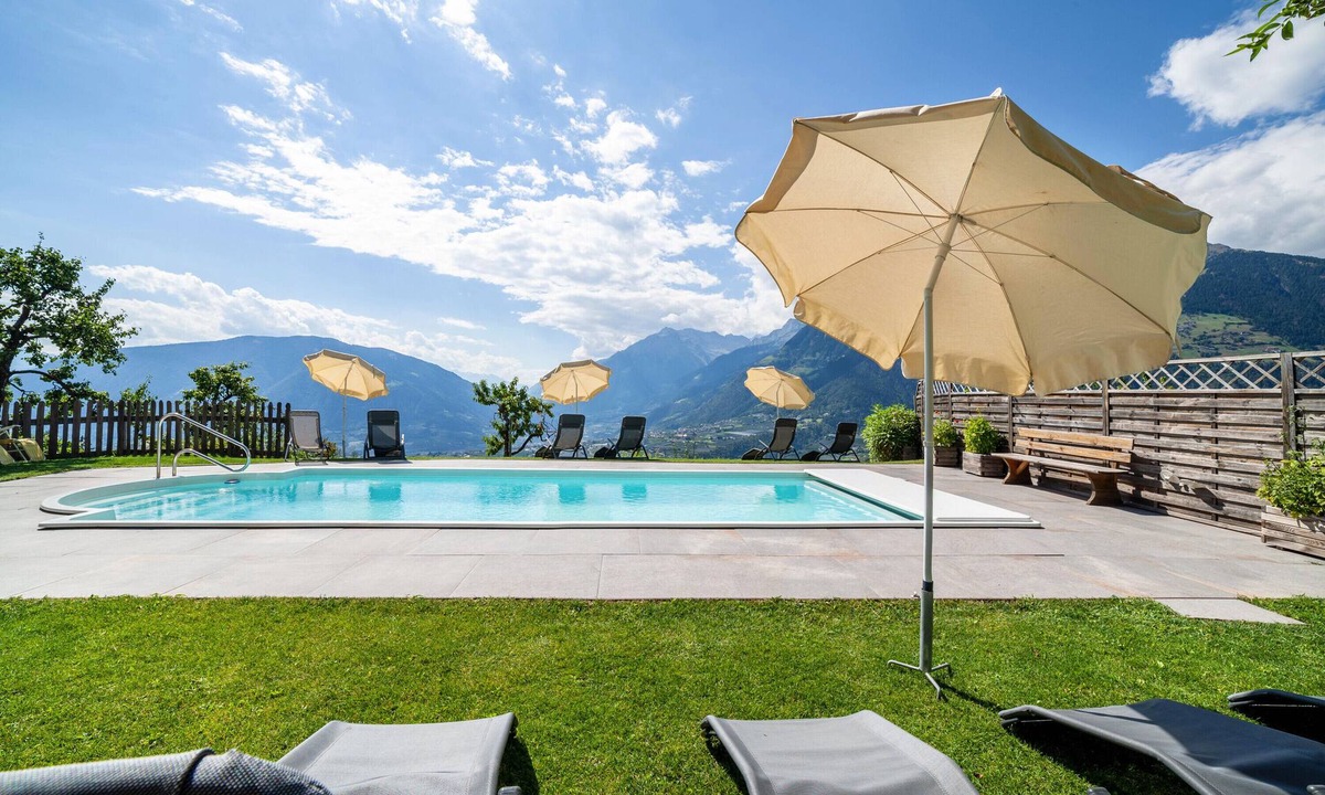 Schenna Apartment | Apartment 'Roath Hof 3' with Mountain View, Shared Garden and Wi-Fi
