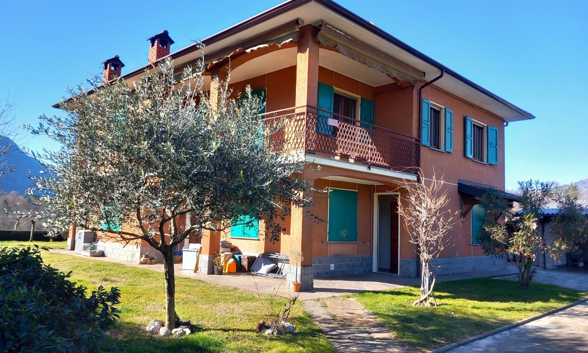 Porto Valtravaglia Apartment | Apartment 'Sunset On Lake Maggiore 2 Garages' with Garden, Balcony and Wi-Fi