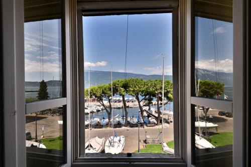 Bogliaco Apartment | Appartamento Al Porto Vecchio con posto auto by Theater Home