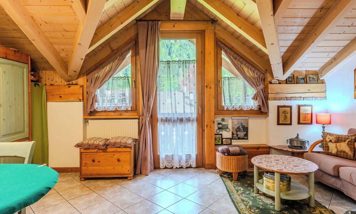 Ragoli Apartment | Beautiful apartment for 5 guests with TV, balcony and panoramic view