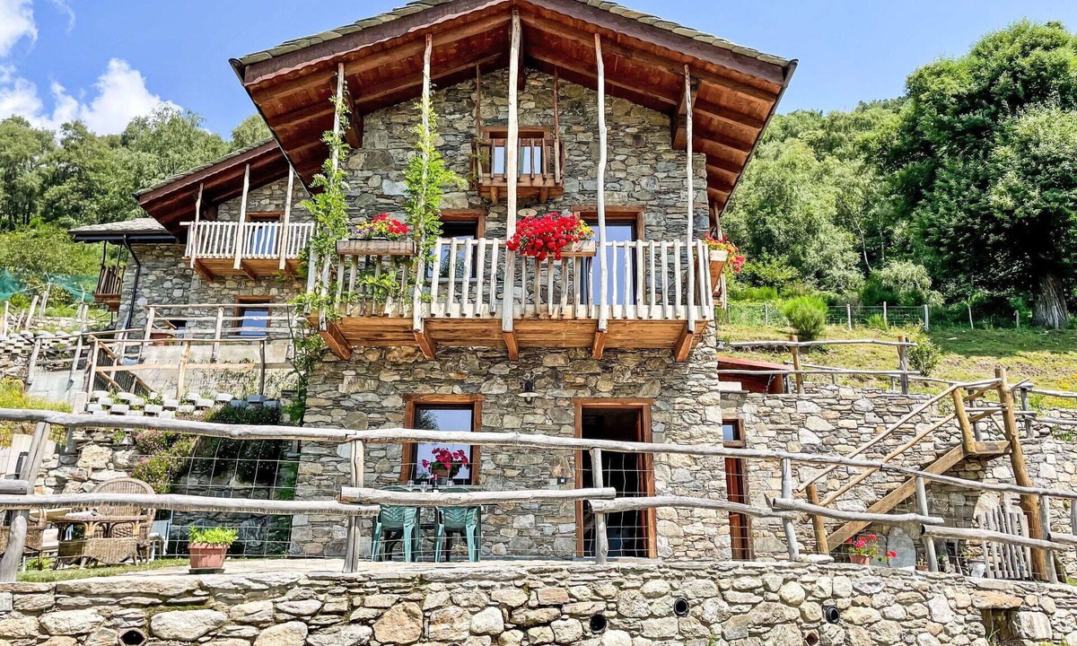 Montemezzo House | Beautiful apartment in villa for 4 people with WIFI, TV, patio and pets allowed
