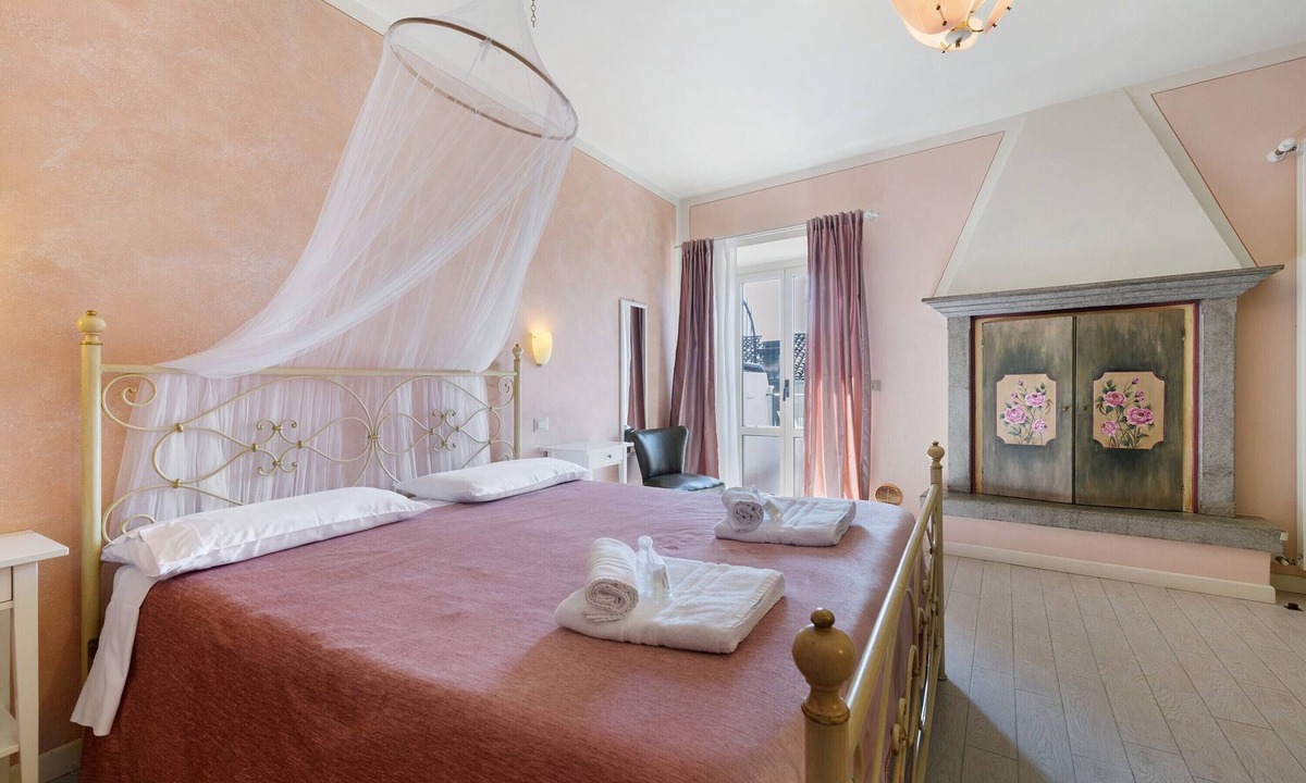 Pulciano Bed & Breakfast | Bed and Breakfast 'Giardini Di Corte - Superior' with Lake View, Wi-Fi and Air Conditioning
