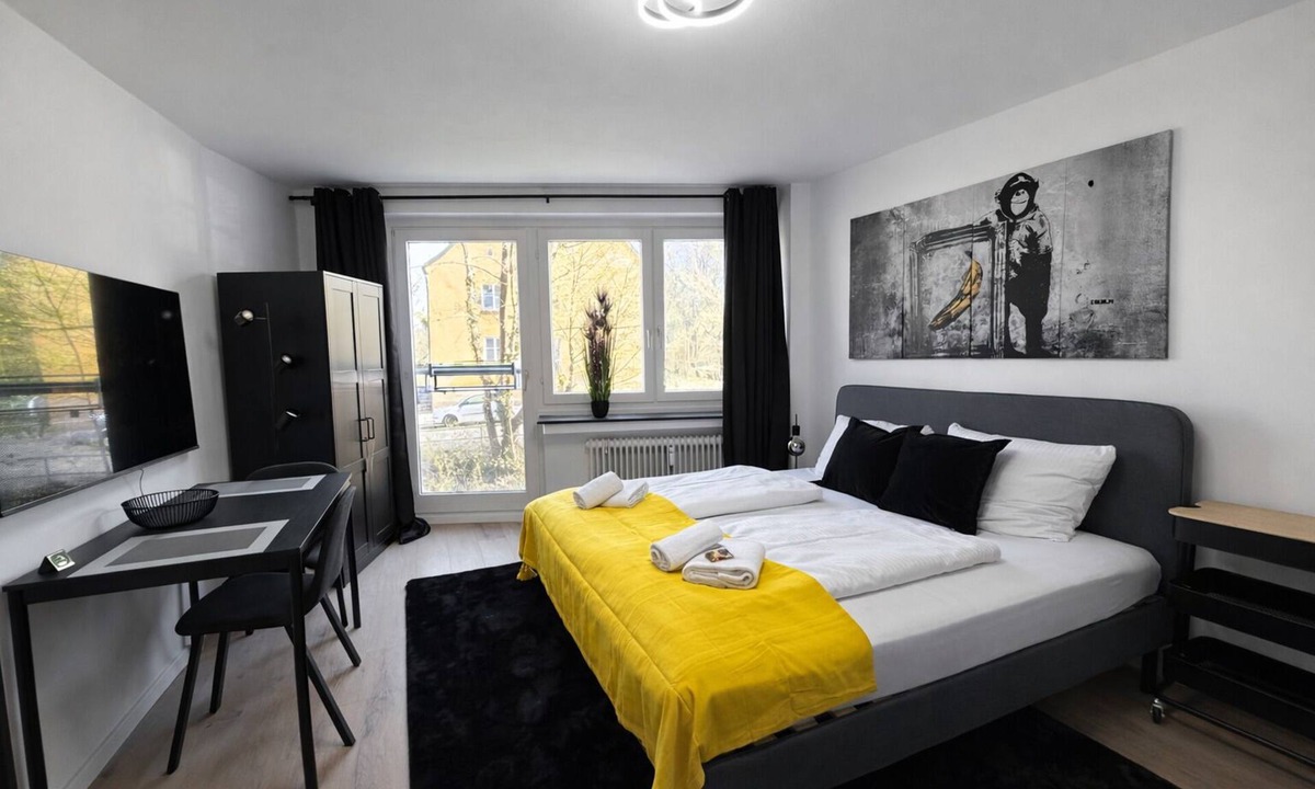 Innenstadt Apartment | Black & Yellow Studio