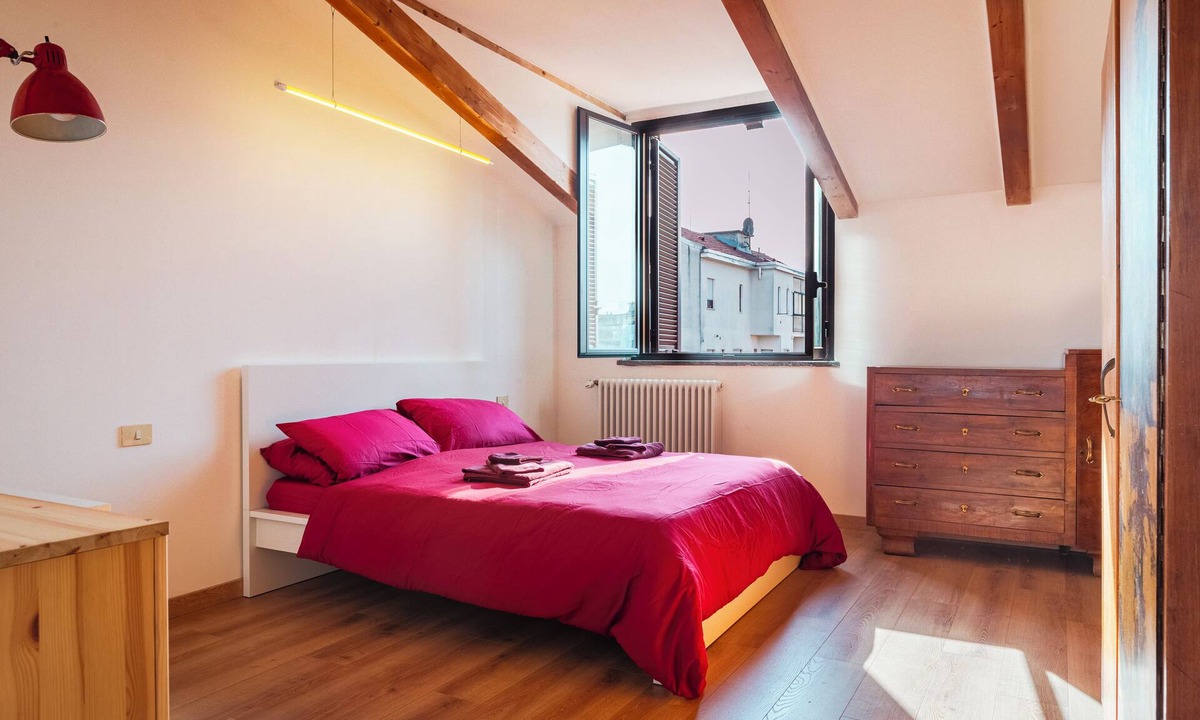 Crescenzago Apartment | Bright attic with wooden beams near public transport