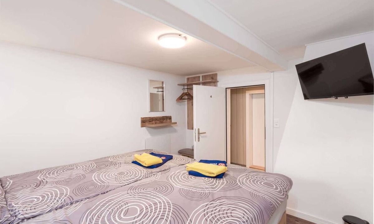 Naefels House | Bright Double Room near Glarus, Shared Bath