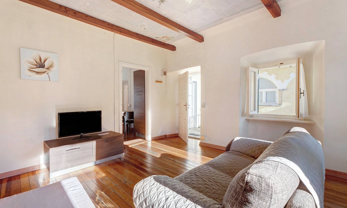Orta San Giulio Apartment | ‘Cabianchi Foulard’ Family Suite Apartment with Lake View, Balcony, and Wi-Fi