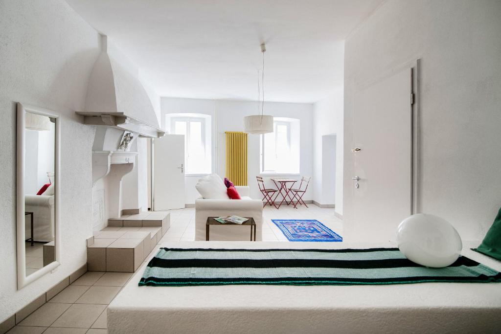 Rovio Apartment | Casa D'Artista nel borgo di Rovio