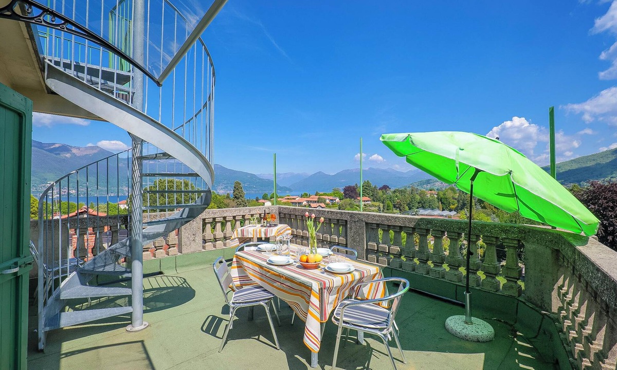 Castello House | Casa Terra a Cielo by Lago Reisen