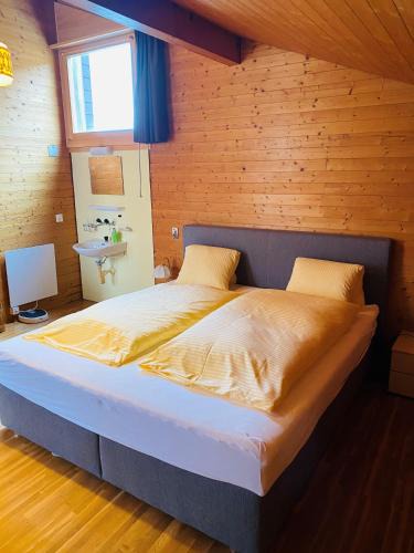 Brienz Apartment | Casi - Partial lake view