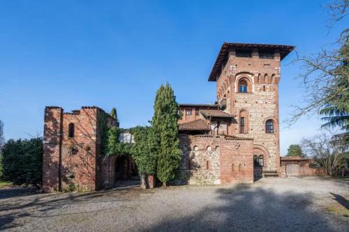 Cassano Magnago House | Castello dei Cento Tetti - La Dolciniana