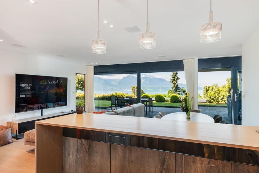 Montreux Apartment | Charming and Spacious Residence in the Heart of Brent by GuestLee