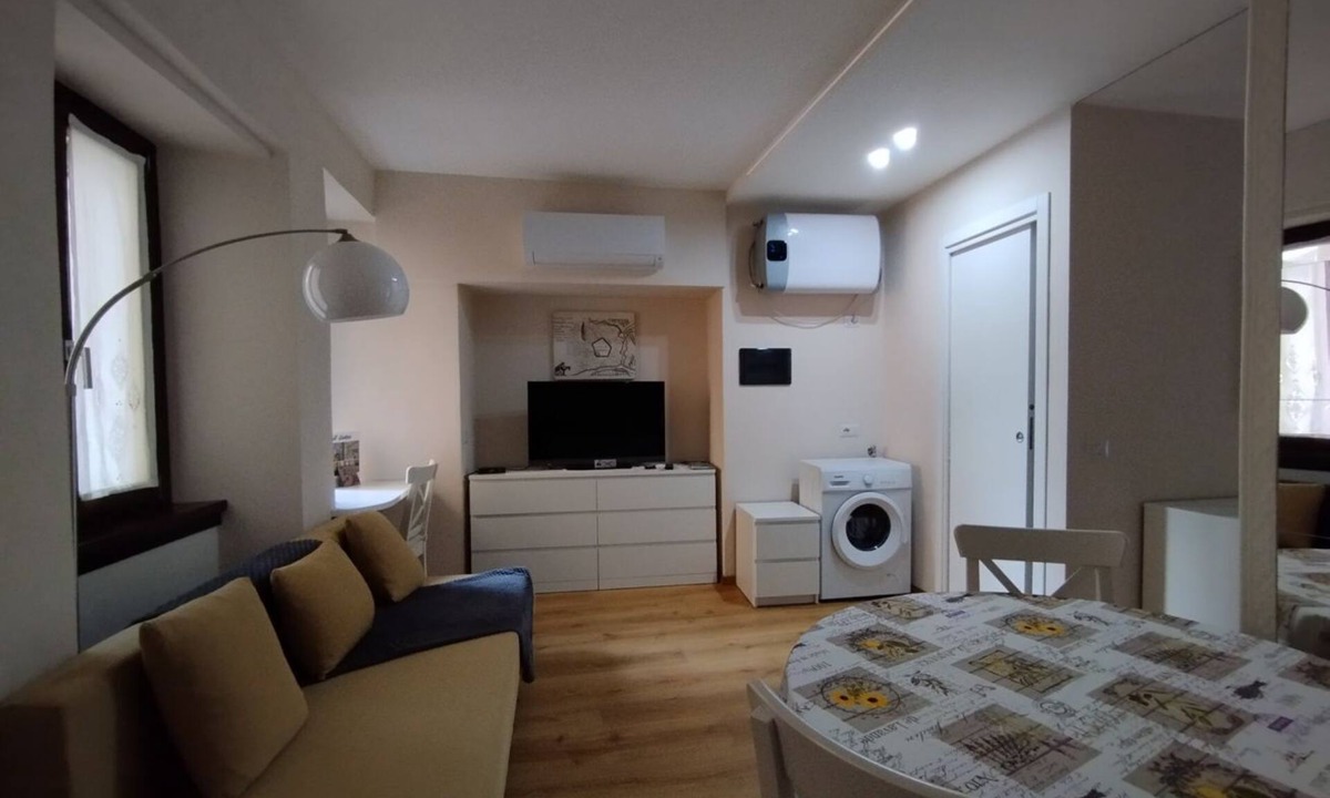 Domodossola Apartment | CIR 10302800081It is right in the heart of Domodossola that we find the Il Bottaio apartment, a very bright 50sqm apartment even if located in one of the side streets of Piazza del Mercato because it is double exposed with balconies on both sides. Il Bot