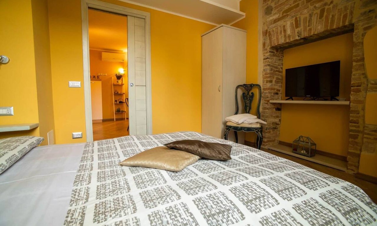 Citta Alta House | Colleoni 20. Standard Apartment. Apartment located in the Upper Town, at Via Colleoni 20.