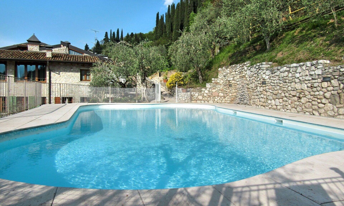 Pulciano Apartment | Cosy apartment for 6 guests with WIFI, pool, A/C, TV, patio and pets allowed