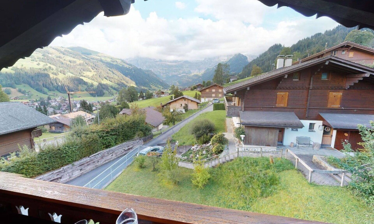 Lenk Apartment | Cosy apartment for 4 guests with TV, balcony and pets allowed