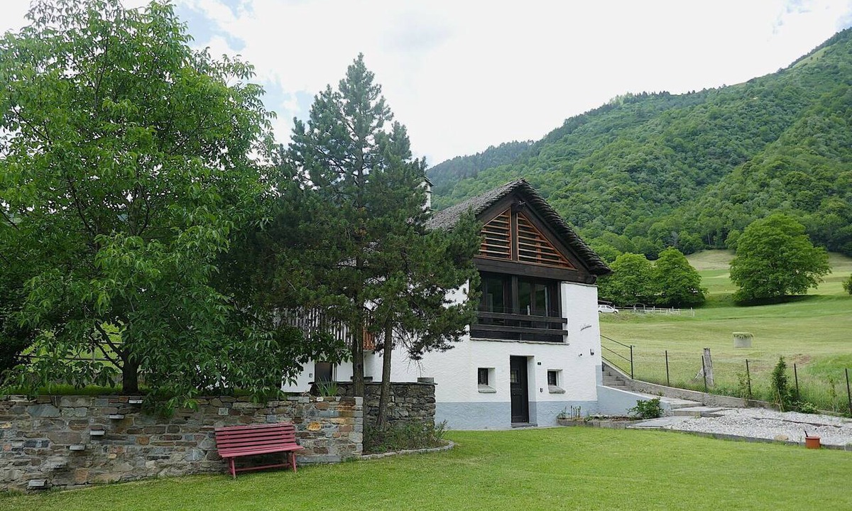 Olivone Apartment | Cosy apartment for 4 people with WIFI, TV, terrace and pets allowed
