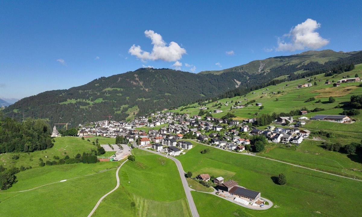 Falera Apartment | Cosy apartment for 5 guests with WIFI, pool, TV, balcony and panoramic view