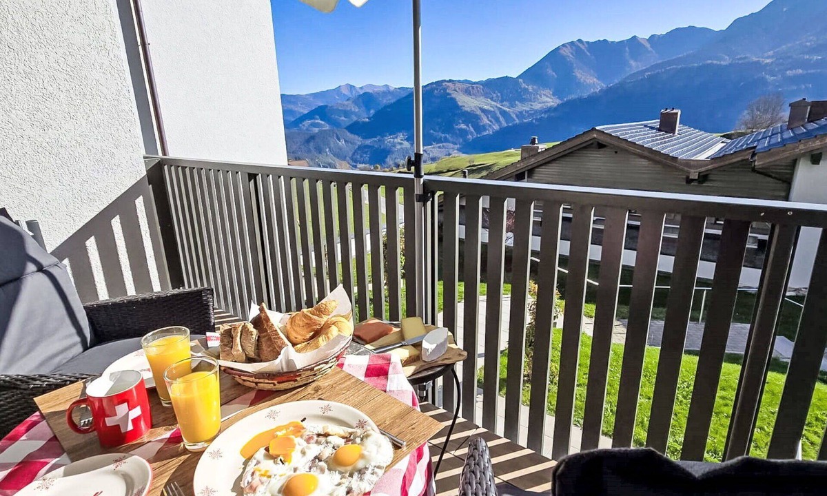 Falera Apartment | Cosy apartment for 5 guests with WIFI, pool, TV, balcony, pets allowed and panoramic view