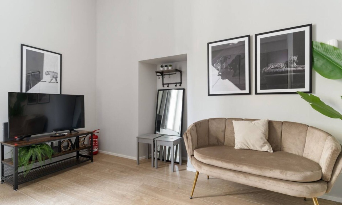 Crescenzago House | Cozy 37m2 studio apartment, perfect for two people, located on the ground floor of a building (1 step to access).The accommodation is located a stone's throw from Crescenzago and the M2 metro stop of the same name, making it strategically ideal for reach