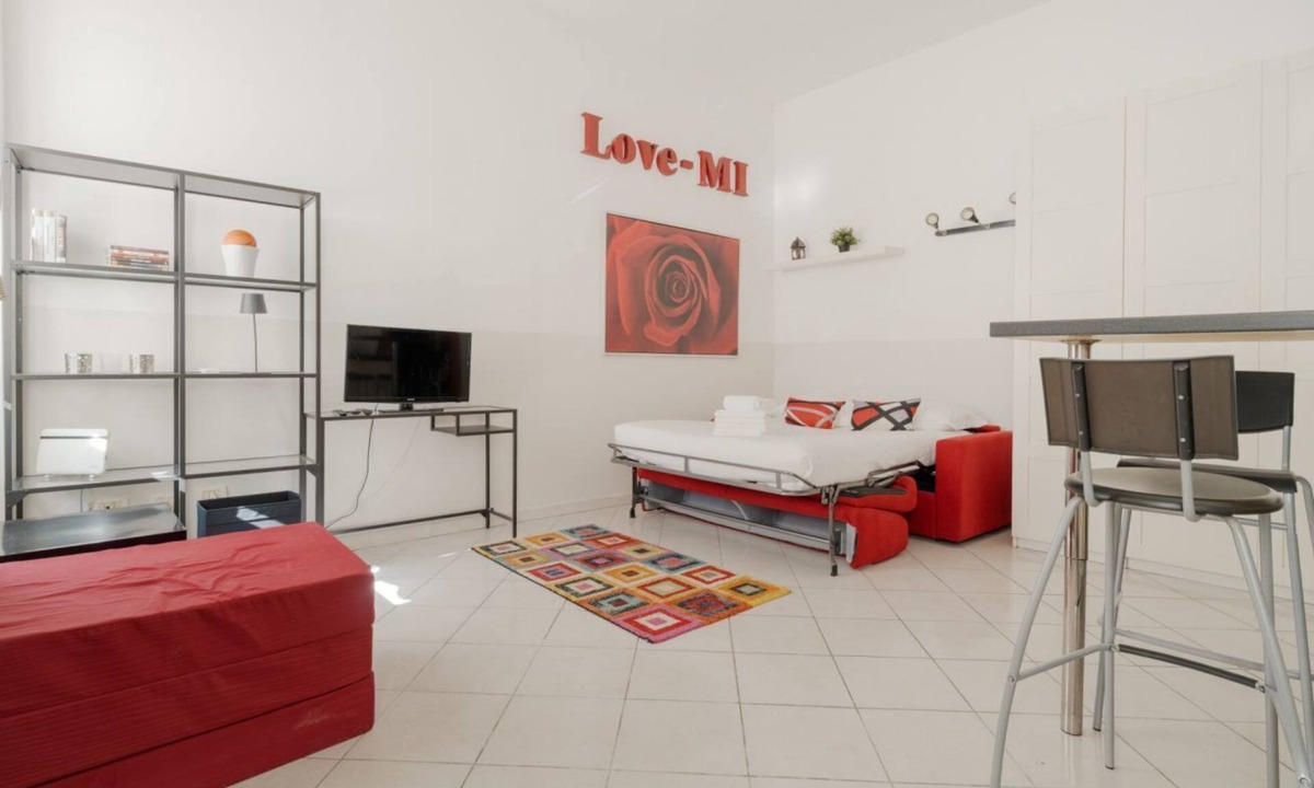 Casoretto House | Cozy 39m2 studio apartment, ideal for 2 people, located on the ground floor.The accommodation is located 2 steps from Pasteur, a rapidly evolving multi-ethnic residential neighborhood, the heart of the lively NoLo area (North of Loreto). It offers a youn