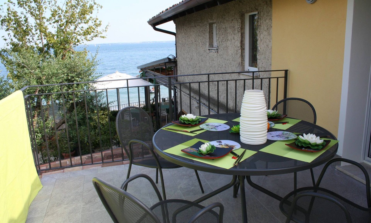 Moniga del Garda Apartment | Direttamente Sulla Spiaggia con Terrazza Vista Lago