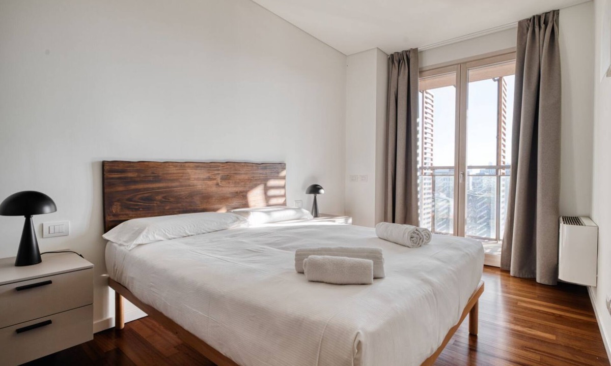 Dergano Apartment | Elegant two-room apartment in Milan on the 5° floor with elevator for 4 guests, with double bedroom, living room with sofa bed and fully equipped kitchen. Large furnished balcony with city views. The modern palace offers a swimming pool, gym and hot tub