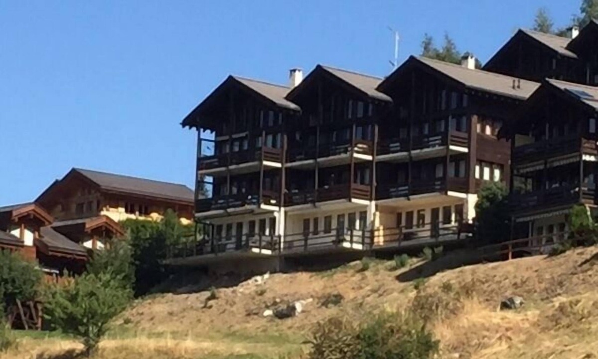 St. Luc Apartment | Exterior : Apartment on the lower ground floor of a building, for 4 people close to the hotel/restau