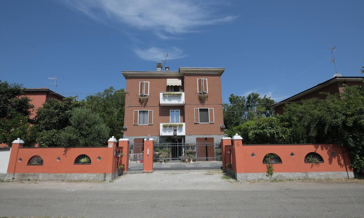 Crocetta-San Lazzaro-Modena Est Bed & Breakfast | Firefly: Villa: A cozy retreat surrounded by nature, just 10 minutes from downtown Modena.