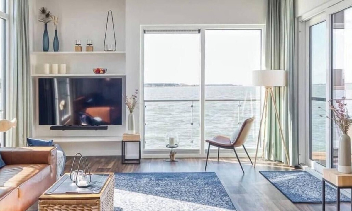 Ribnitz House | Floatinghouse Große Freiheit: lake view, fireplace & terrace for 6 guests