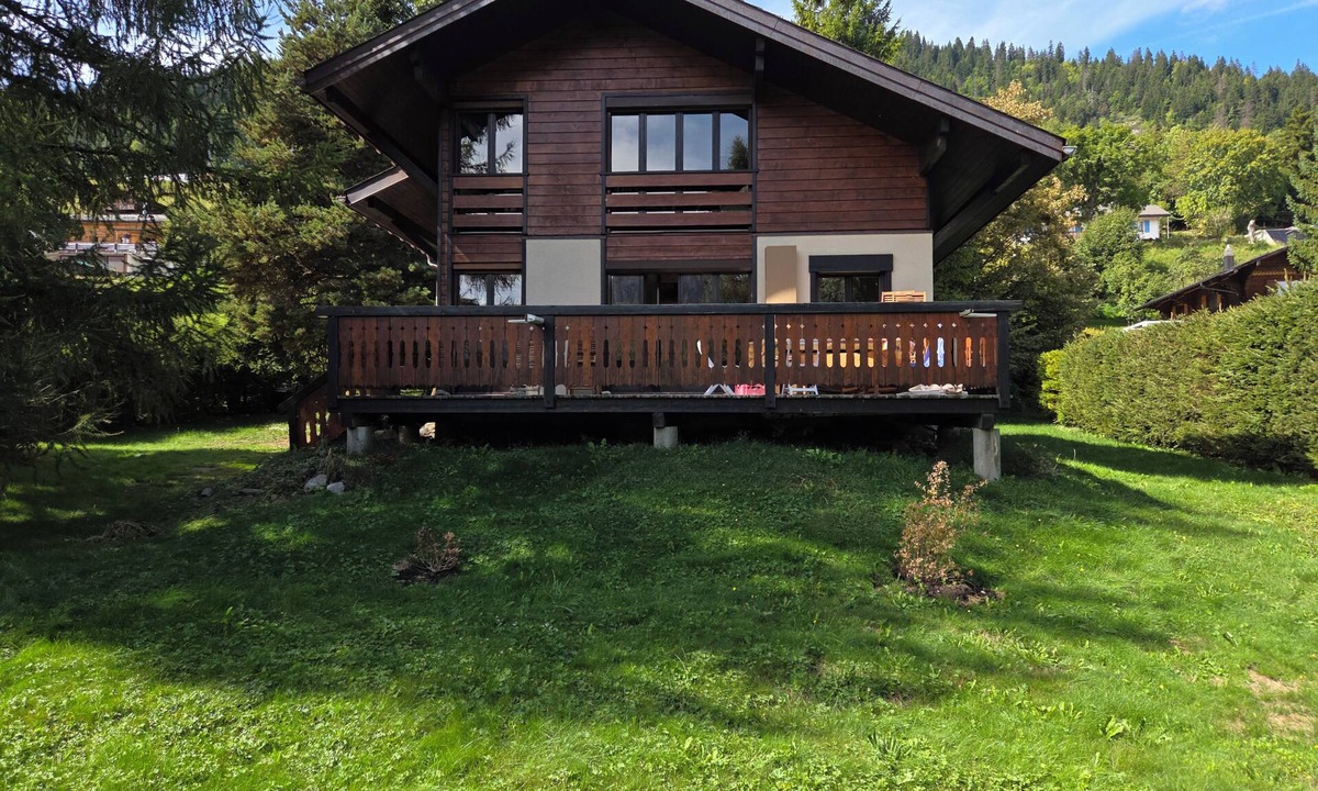 Leysin Ski Chalet | Fully-equipped family chalet with large garden 300m from lifts.