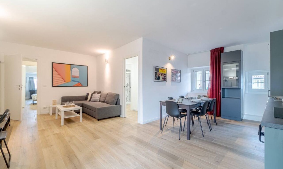 Historic Centre Apartment | GuestHost - A few steps from the Royal Palace, elegant apartment equipped with every comfort and ideal for hosting 6 people, located in a building in the city center, nearby there are all the main museum and recreational attractions of little Paris. Cl
