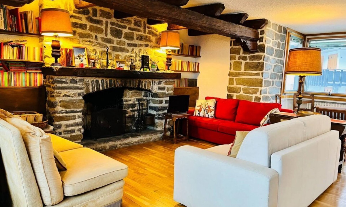 Courmayeur Apartment | GuestHost - Comfortable 150 sqm apartment, accommodating up to 6 people, located on the second floor of a building without an elevator.The property is located in a well-served residential area of ​the town. The pedestrian center and the ski lift are