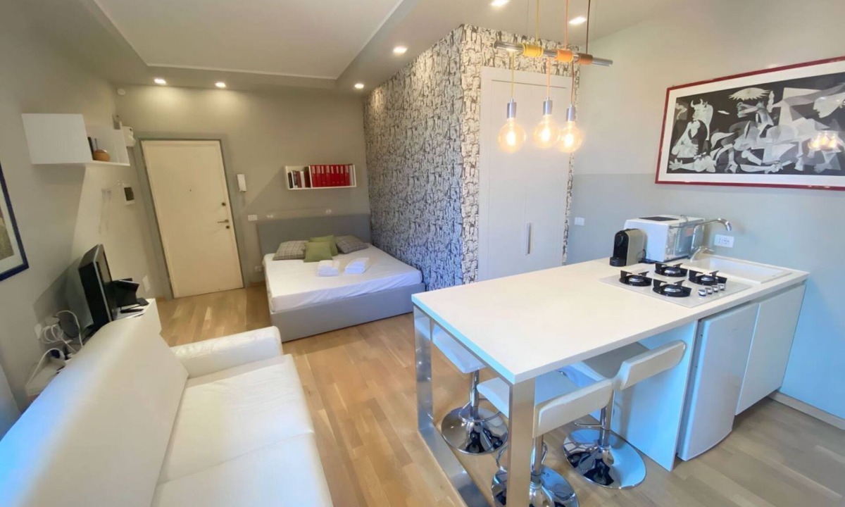 Calvairate Apartment | GuestHost - Cosy and modern studio of about 40 square meters, ideal for two people, located on the 5th floor of a building with a lift (not suitable for disabled people). The property is located in the heart of Viale Umbria, between Porta Romana and Calv