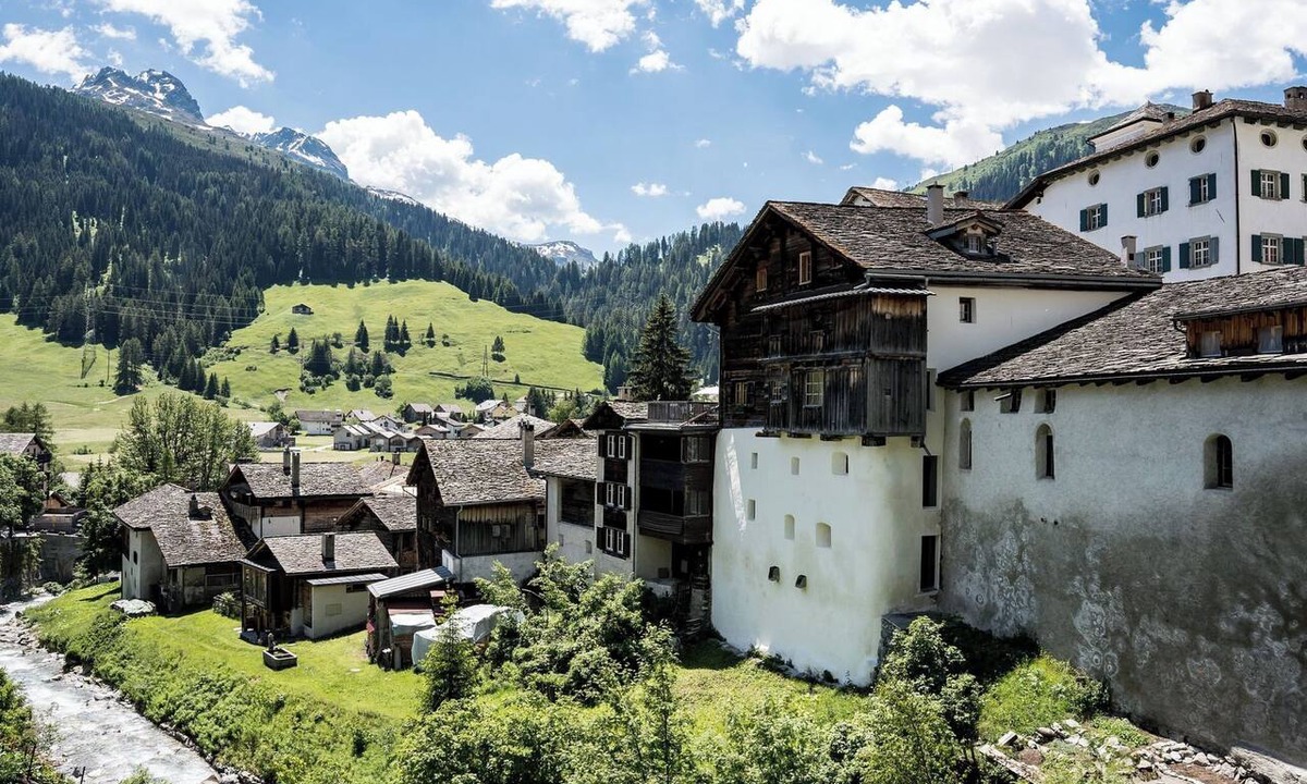 Spluegen Apartment | Historisches Teiler-Haus, (Splügen), by Interhome