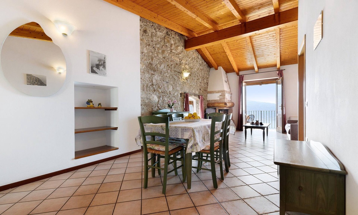 Gardola Apartment | Holiday Apartment 'Rustico Spagnol 4' with Lake View, Pool & Wi-Fi