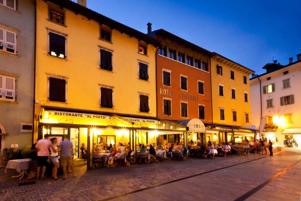 Torbole sul Garda Hotel | Hotel Centrale