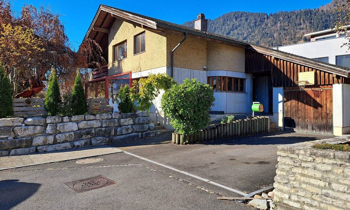Unterseen House | House with mountain view