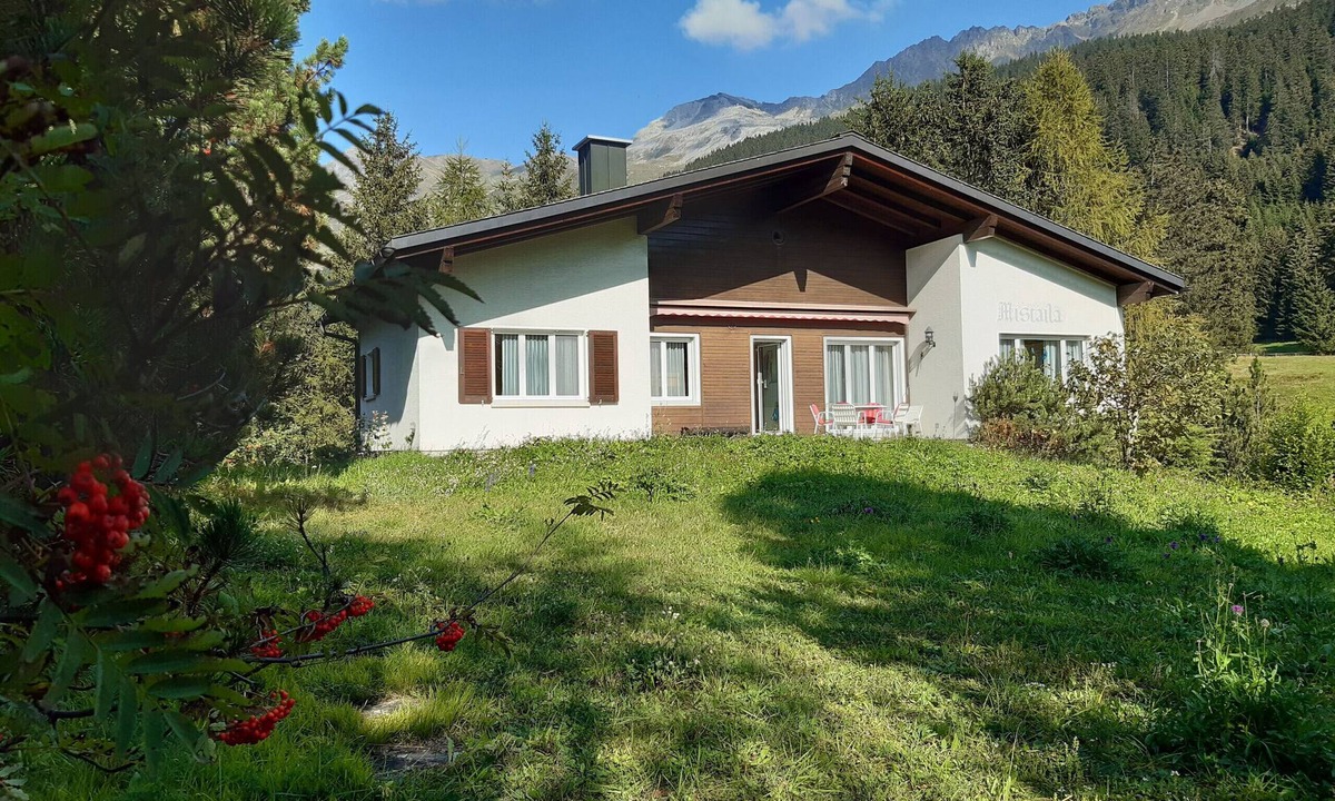 Valbella Apartment | House with mountain views & a sun terrace