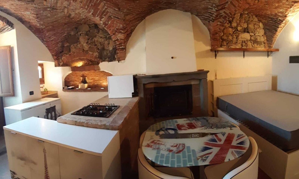 Clusane Apartment | Il Nido di Ory - One Bedroom Apartment, Sleeps 3