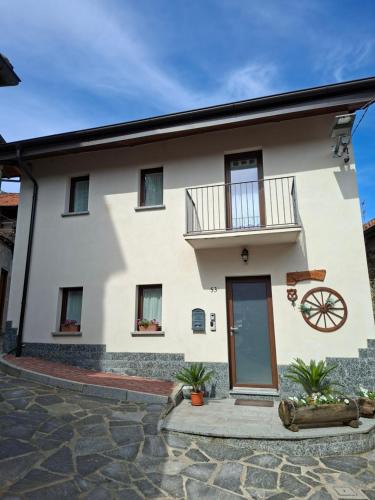 Brovello-Carpugnino House | La corte