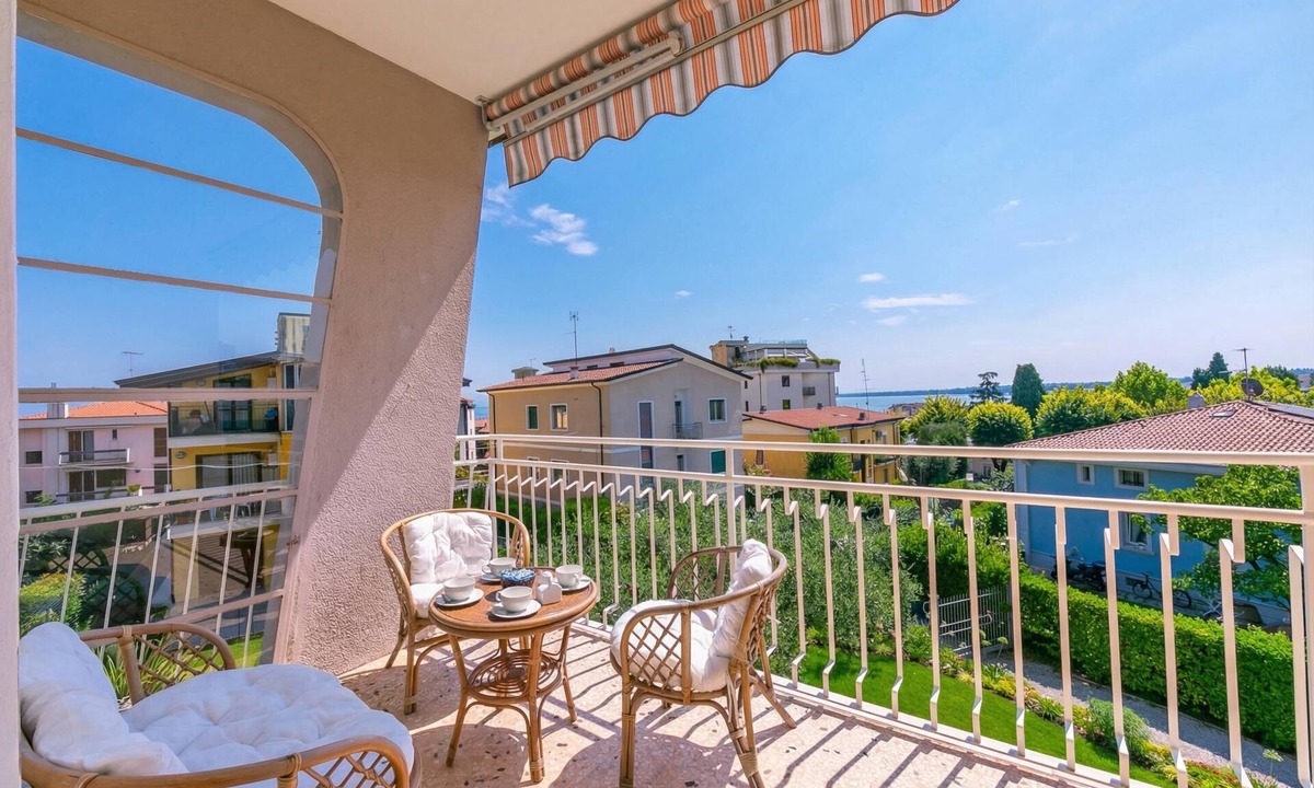 Desenzano del Garda Apartment | La Maison Fleurie Appt Giglio Walk to Beach for 6 A/C, Desenzano Del Garda, Italy